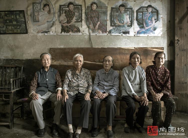 《五朵金花》 摄影:周立春 沙龙三 人物组 PAAT铜牌.JPG