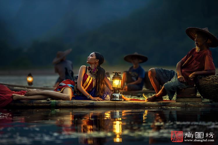 《漓江夜》 摄影:潘家英 沙龙三 人物组 沙龙金牌.jpg