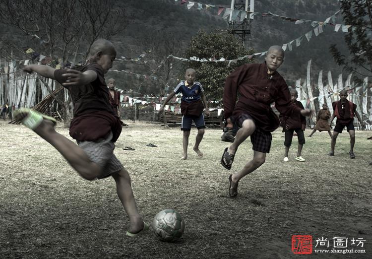 《寺庙足球》 摄影:李光健 沙龙一 人物组 PAAT银牌.jpg
