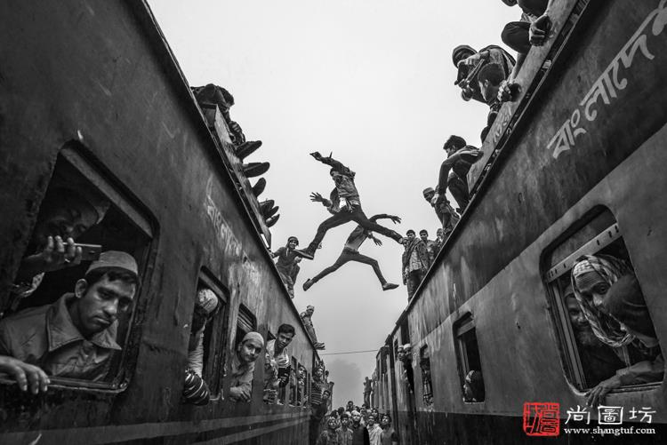 《高难度跳跃》 摄影:刘国峰 沙龙一 黑白开放组 沙龙金牌.jpg
