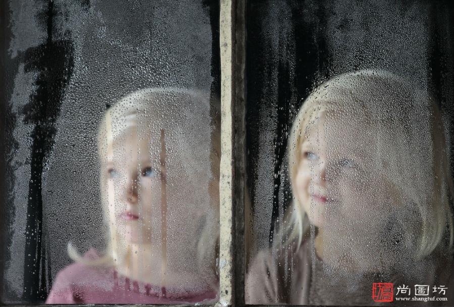 外面下雨了,爸爸快回家吧,别被淋湿了哦.JPG