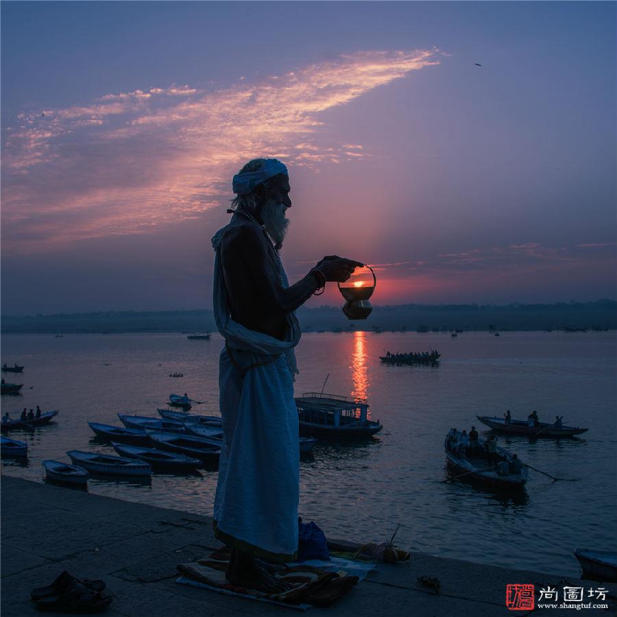 《恒河晨曦》 摄影:匡亚 沙龙一Kula 旅游组.jpg