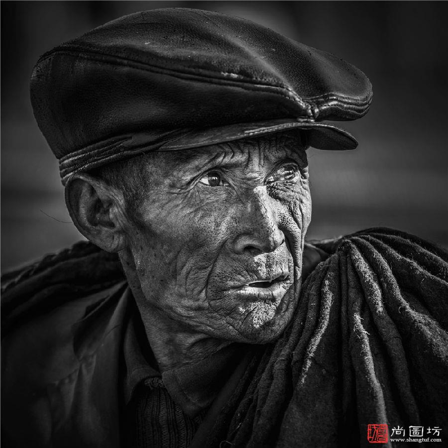 《彝族老伯》 摄影:黄亚军 沙龙三Aleksinac 黑白开放组.jpg
