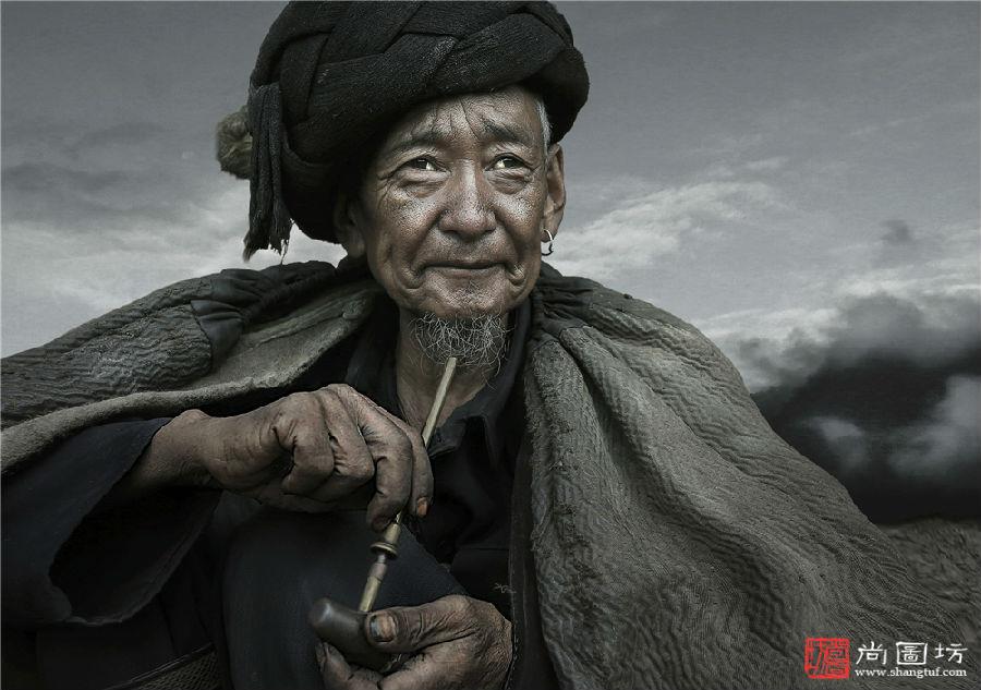 《彝族风》 摄影:胡卫国 男人组 沙龙金牌.jpg