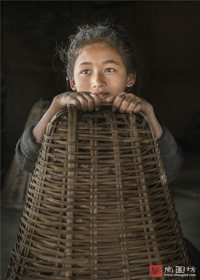 《尼泊尔少女》 摄影:金汀 儿童组 沙龙勋带奖.jpg