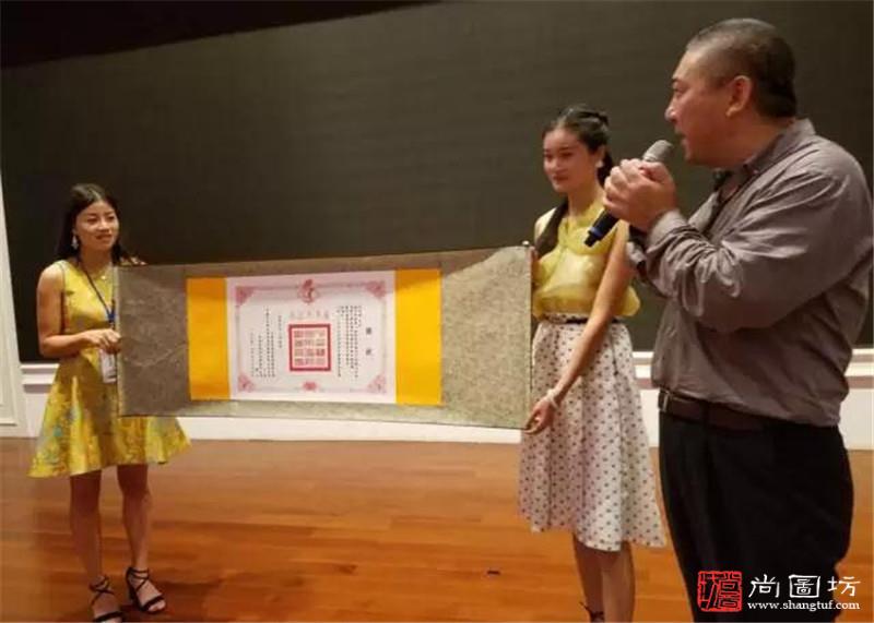 20中华艺术金马奖执行主席华子先生在金马奖庆功晚宴上向嘉宾展示并介绍特别的金马奖荣誉证书.jpg