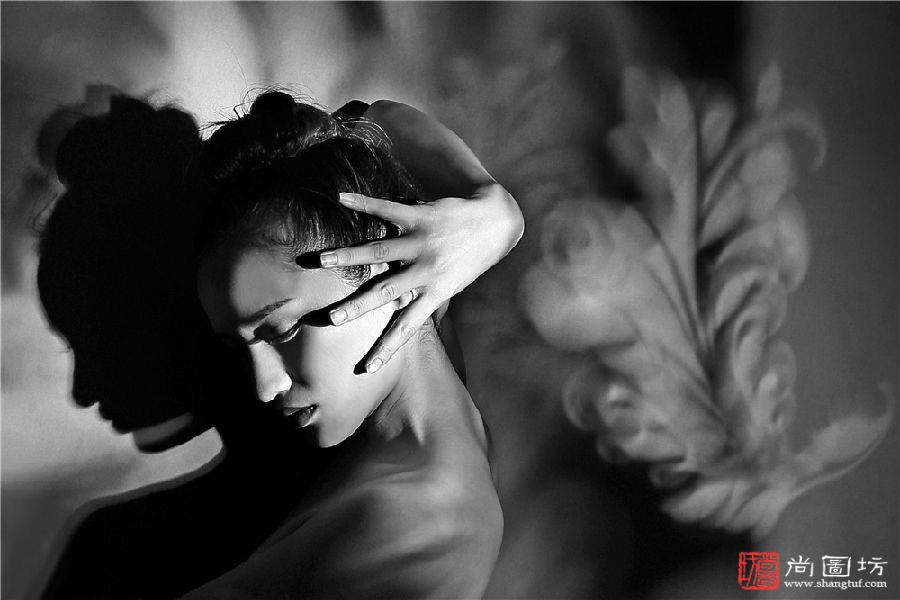 《美人花影》 摄影:朱汉举 黑白照片开放组 PSHK铜牌.jpg