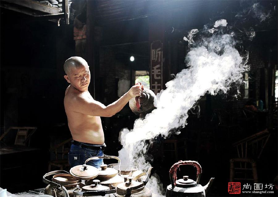 《茶伙计》 摄影:唐政 彩色数码组 入选.jpg